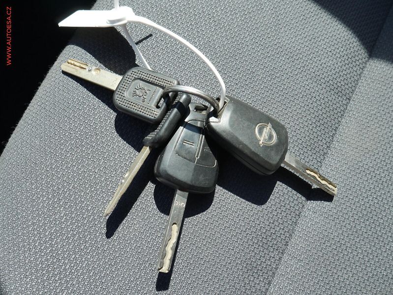 Opel Astra (2011) 1.6 16V, ČR, AC, temp - fotka 16 z 16