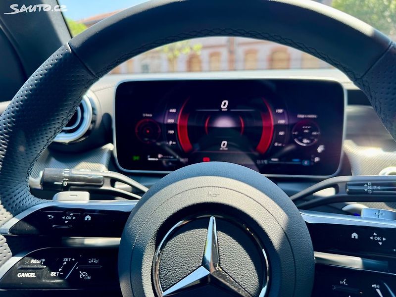 Mercedes-Benz GLC 220d 4MATIC AMG - fotka 31 z 48