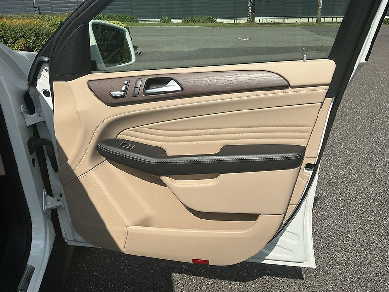 Mercedes-Benz GLE 350 d AMG 4MATIC - fotka 16 z 25
