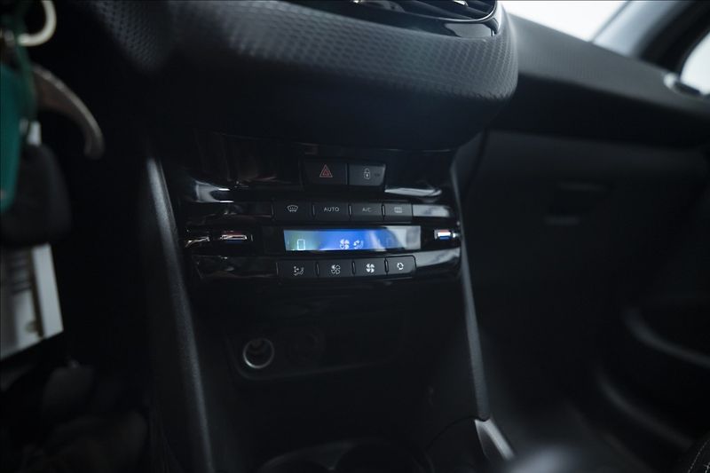 Peugeot 2008 1,2 i 1. AUT. AC VÝHŘEV 1. MAJ - fotka 28 z 36