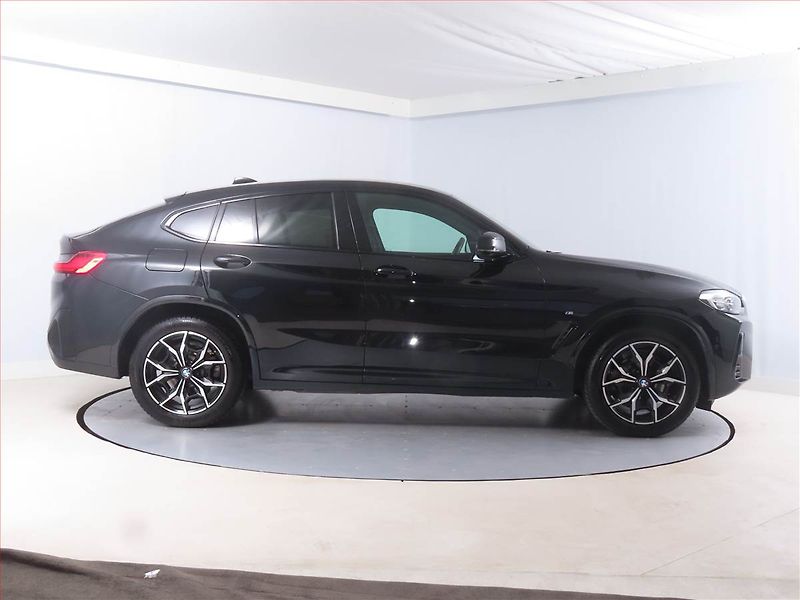 BMW X4 (2023) xDrive20i - fotka 6 z 14