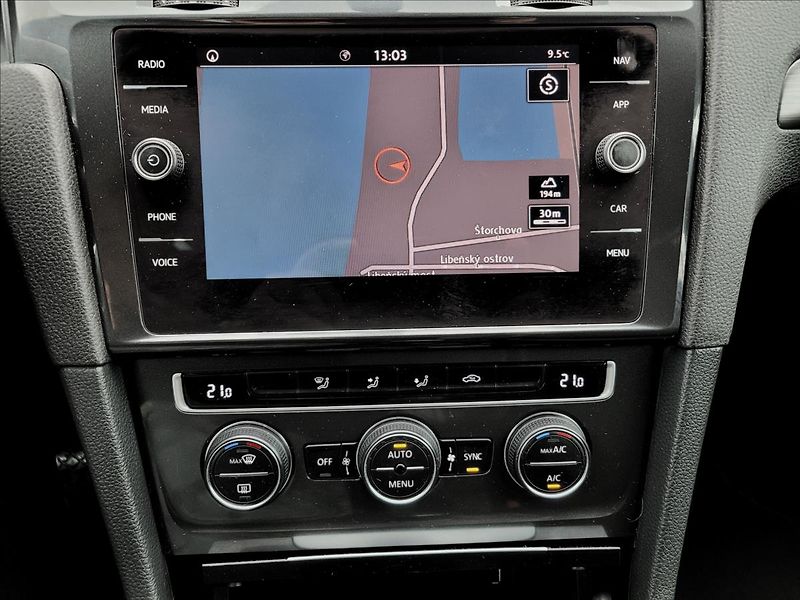 Volkswagen Golf 1,0 TSI,navi,digiklima,acc,alu - fotka 23 z 49