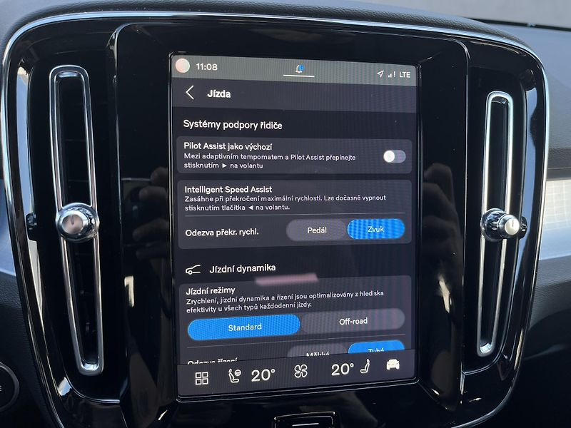 Volvo XC40 B3 FWD BE // 360 // kola - fotka 28 z 37