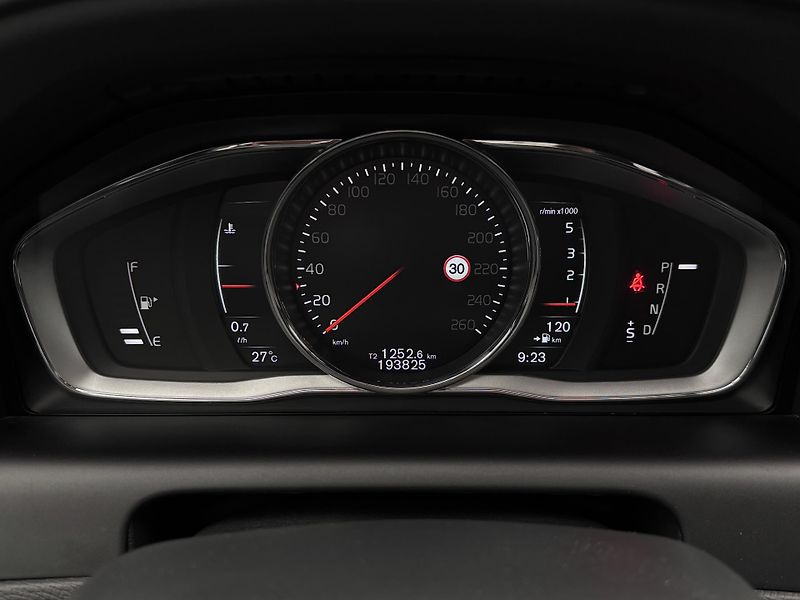Volvo XC60 D4 AWD SUMMUM AUT - fotka 16 z 46