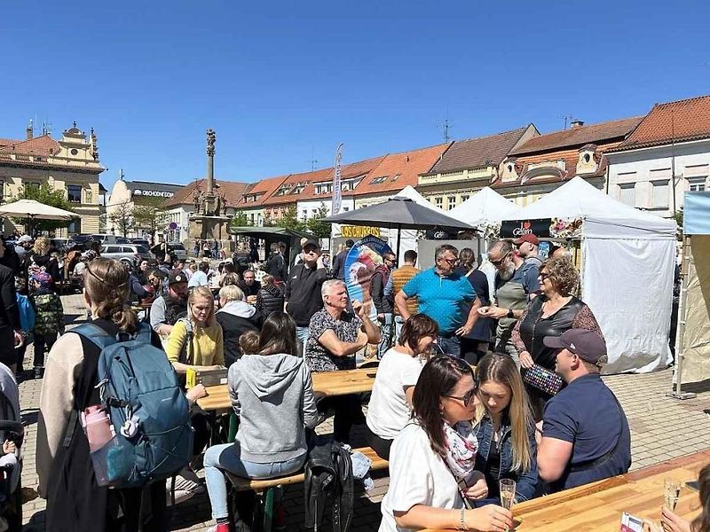 Kolonádu ovládla italská auta, na náměstí se dala ochutnat jihoevropská jídla.