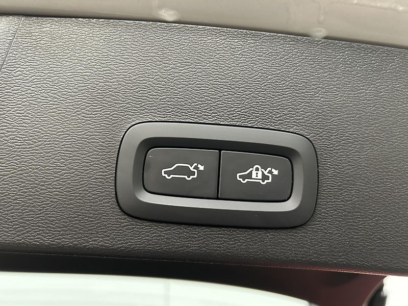 Volvo XC40 2.0 B3 ESSENTIAL - fotka 14 z 30