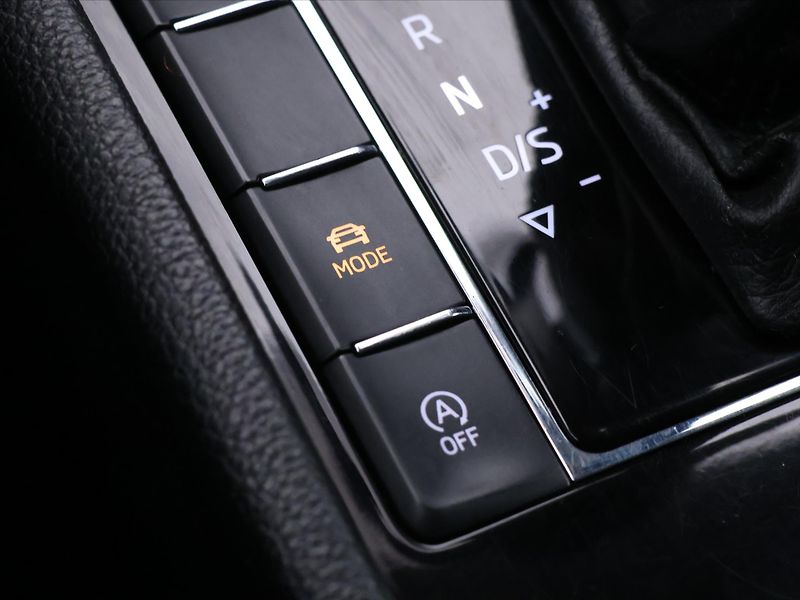 Škoda Superb 2,0 TDI 110kW Style CZ - fotka 29 z 39