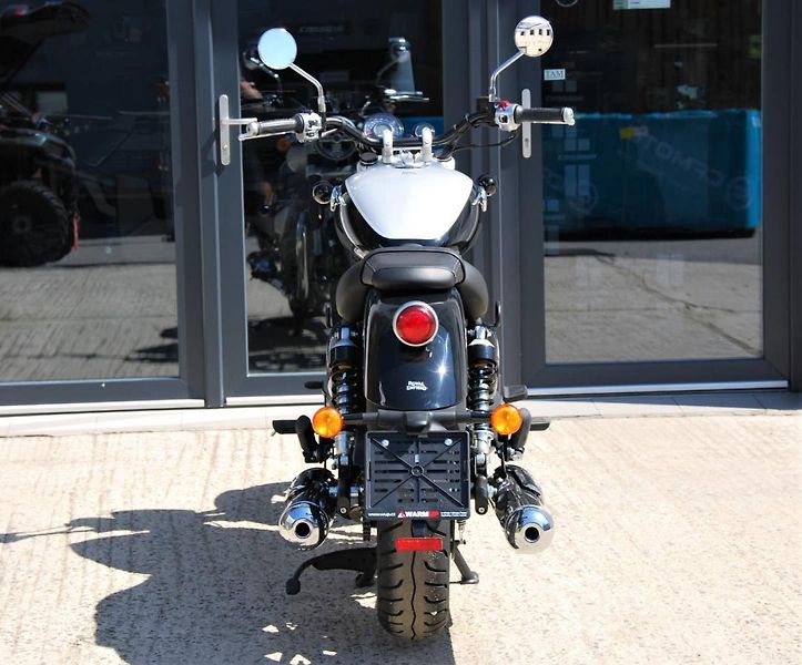 Royal Enfield Super Meteor 650 (2026) INTERSTELLAR BLACK - fotka 8 z 25