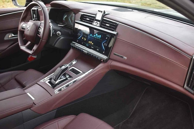 Vlajková loď francouzského automobilového průmyslu se dobře vyjímá v každém prostředí