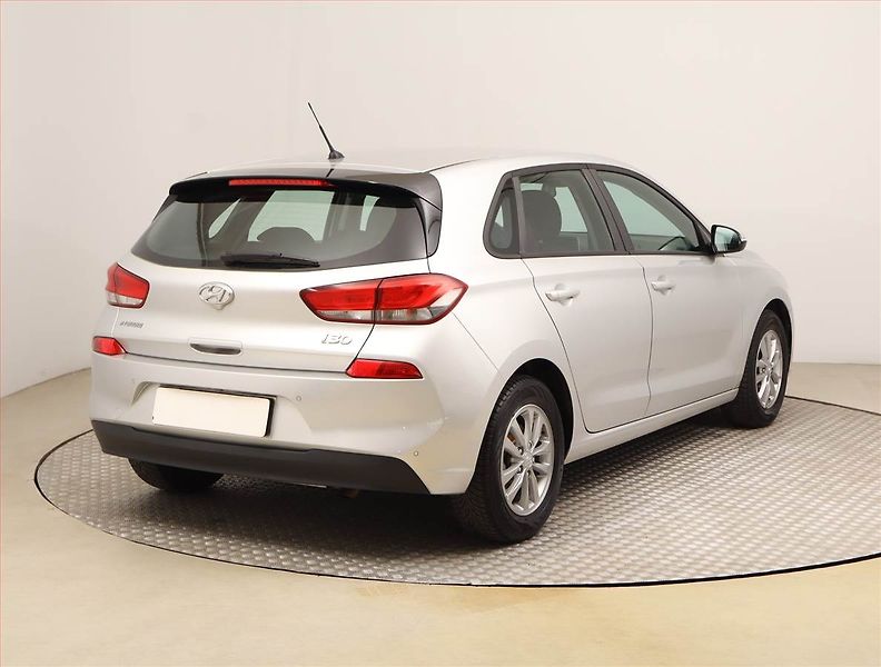 Hyundai i30 (2017) 1.0 T-GDI, Tempomat - fotka 5 z 21