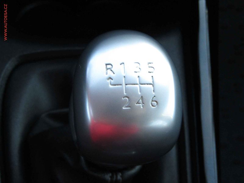 Peugeot 2008 (2019) 1.2 PT, 2.maj,ČR, Navi, park - fotka 18 z 20