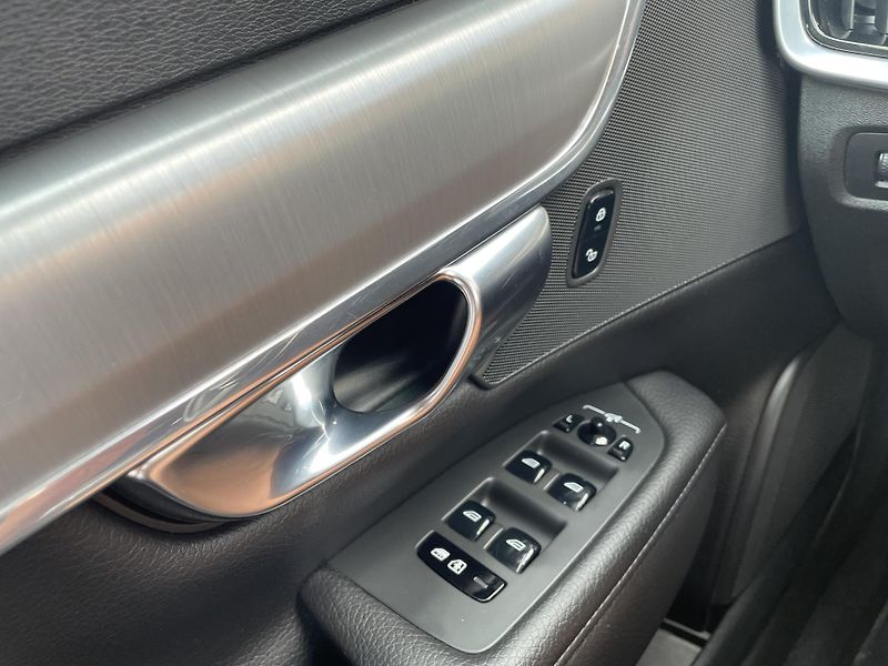 Volvo V90 (2019) 2.0 D4 140kW MOMENTUM - fotka 23 z 32