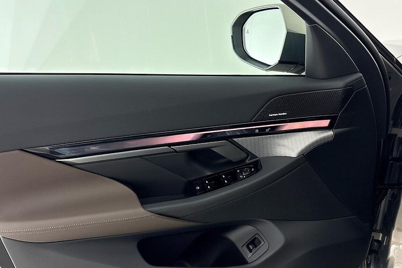 BMW Řada 5 540d xDrive Touring - fotka 16 z 24