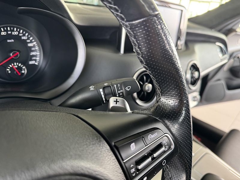 Kia Stinger 3,3TGDI V6*4WD*HUD*360kam*DPH - fotka 32 z 44