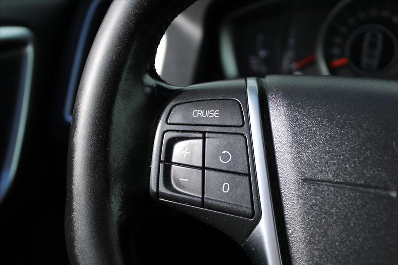 Volvo XC60 2.4D 140kW AWD SERVIS. KN. ČR - fotka 14 z 21