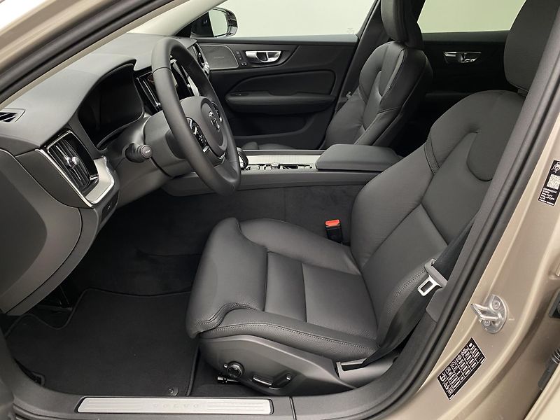 Volvo V60 (2026) B4 AUT DARK PLUS - fotka 3 z 61