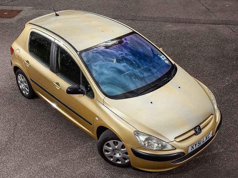 Brit nabízí Peugeot 307 zdarma, je nechutně zaneřáděný.