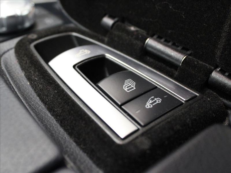 Mercedes-Benz Třídy E 2,0 Cabrio E 200 7G-tronic - fotka 26 z 32