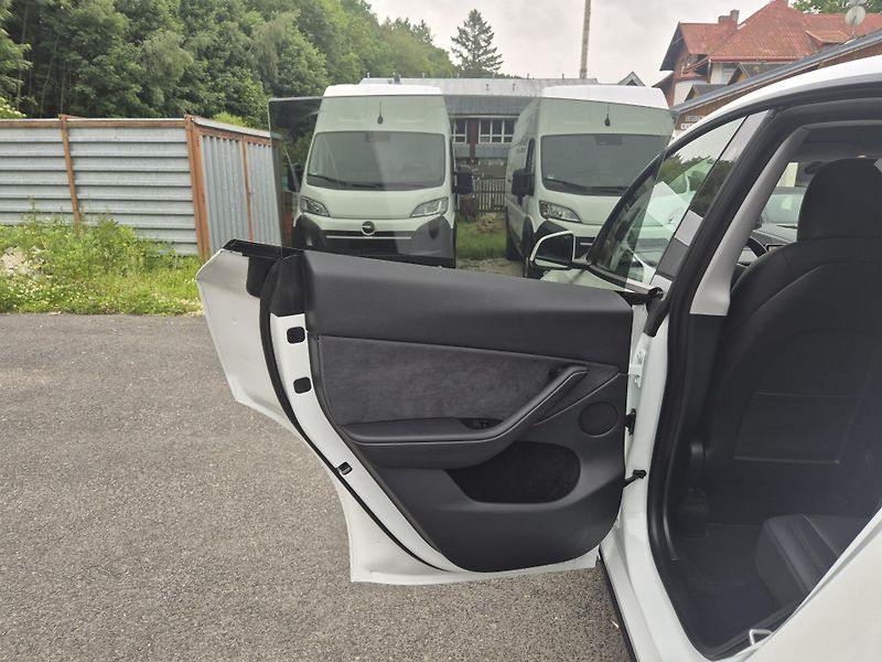 Tesla Model Y LONG RANGE DUAL MOTOR  92% - fotka 39 z 50