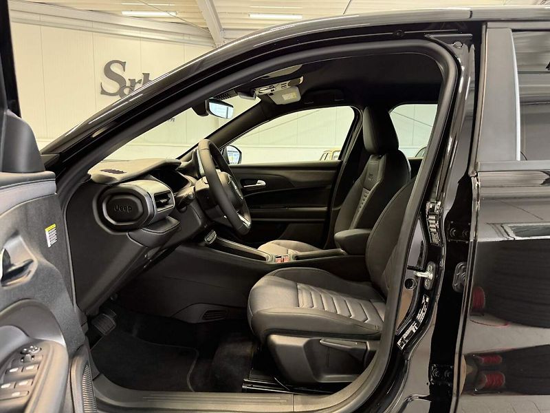 Jeep Avenger (2026) Altitude 1.2 Turbo e-Hybrid 11 - fotka 8 z 15