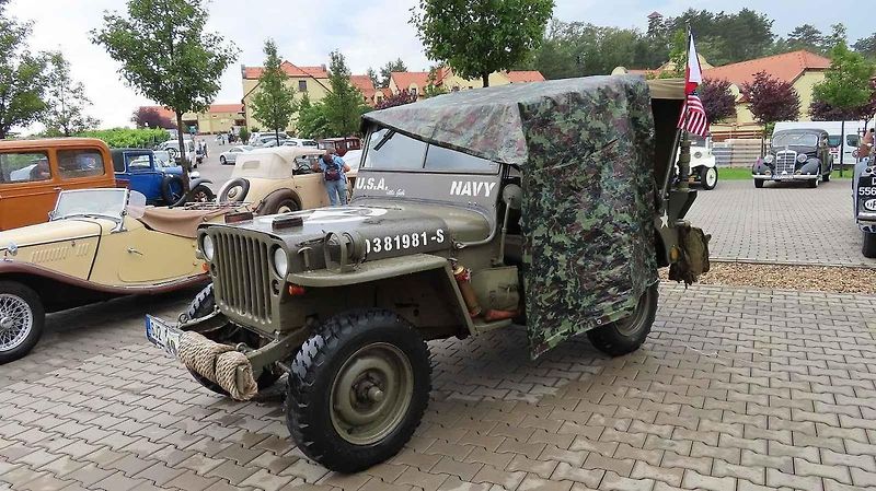 Pálavský Oldtimer přilákal na Břeclavsko desítky elegantnch veteránů.