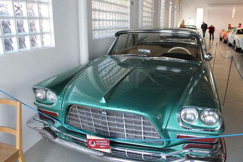 Příď vozu Cadillac Fleetwood Series 60 z roku 1947.
