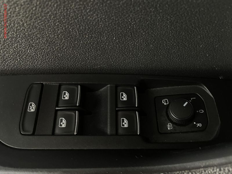 Škoda Karoq (2019) 1.6 TDi, Style, DSG, navi, - fotka 11 z 16