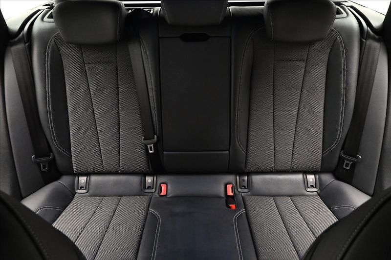 Audi A4 2,0 40TDI 150kW QUATTRO S-LINE - fotka 29 z 33