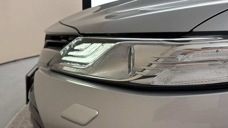 Toyota Camry 2.5 Hybrid AUT Executive - fotka 18 z 27
