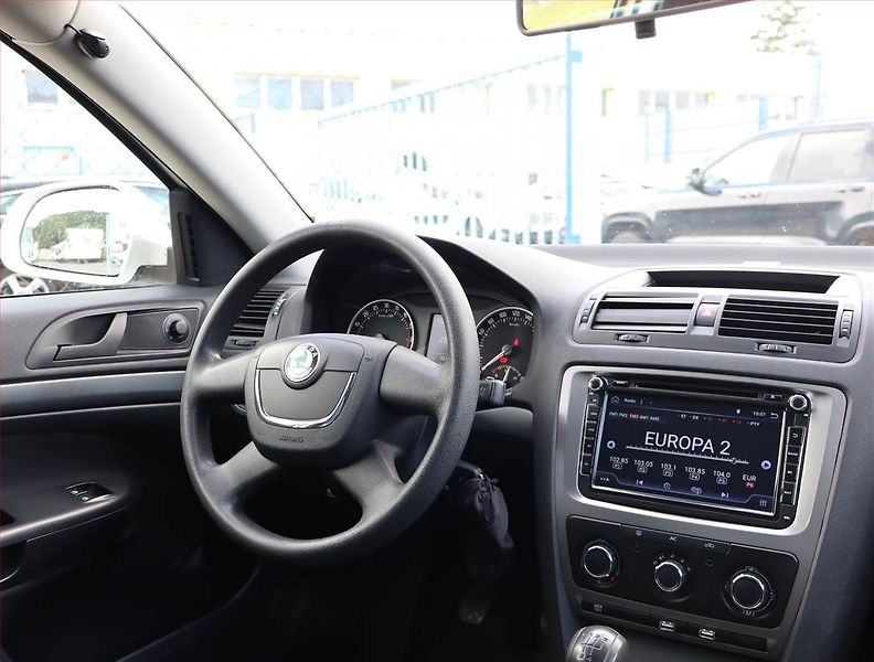 Škoda Octavia (2010) 1.9 TDI, Park. senzory - fotka 7 z 16