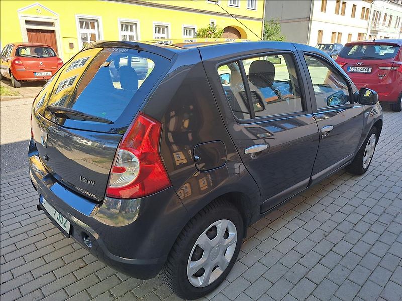 Dacia Sandero 1,2 16V klima - fotka 9 z 39