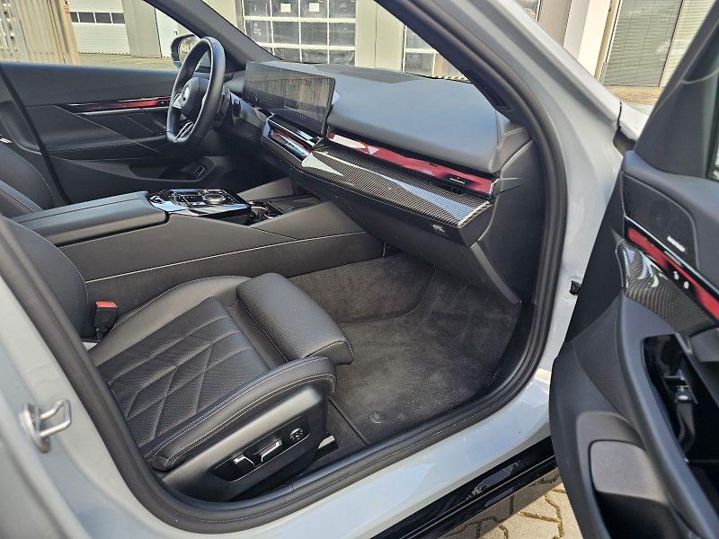 BMW Řada 5 520d xDrive Touring M Sport - fotka 18 z 23
