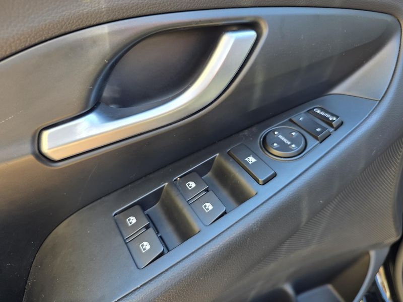 Hyundai i30 1.0-AUTOMAT-KAMERA-TEMPOMAT - fotka 13 z 14
