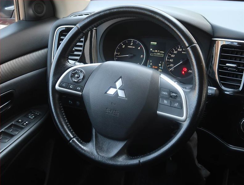 Mitsubishi Outlander (2014) 2.2 DI-D, 4X4, Navi, Tempomat - fotka 19 z 19