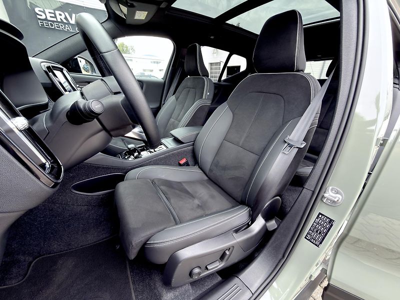 Volvo XC40 B4 FWD // ULTRA // REZERVACE - fotka 13 z 47