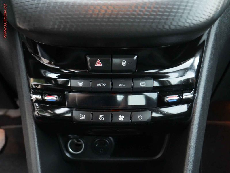 Peugeot 2008 (2016) 1.2 PT, AT, autoAC - fotka 15 z 19