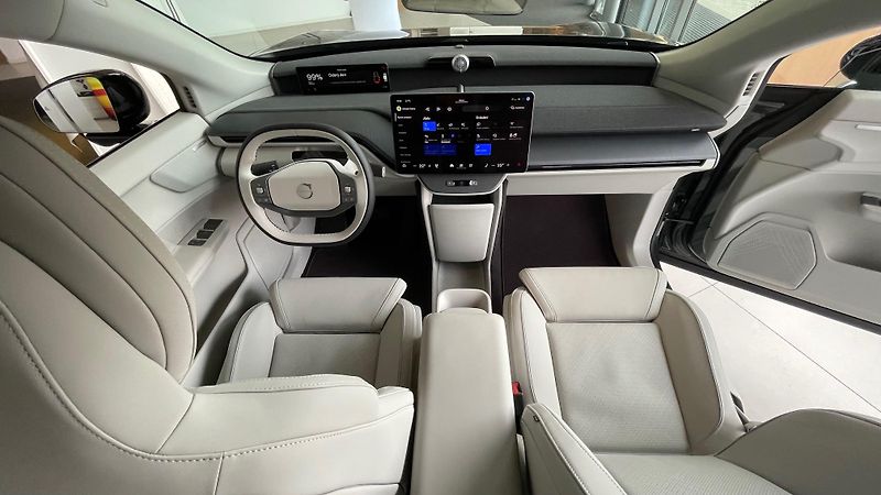 Volvo EX60 (2026) P10 AWD ULTRA - fotka 12 z 27