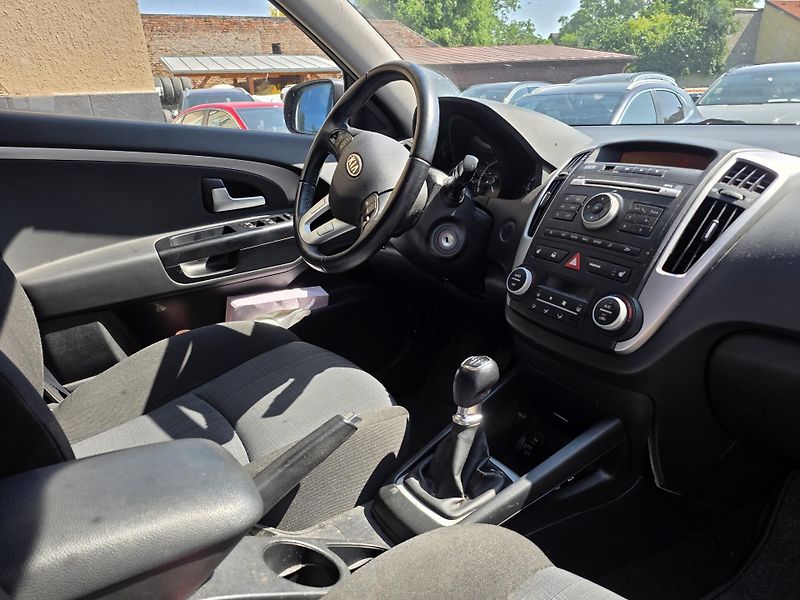 Kia Ceed 1.4-NÍZKÉ KM-ZACHOVALÝ STAV - fotka 11 z 11