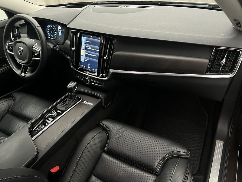 Volvo V90 CC D5 AWD PRO CZ 1. maj. - fotka 20 z 44