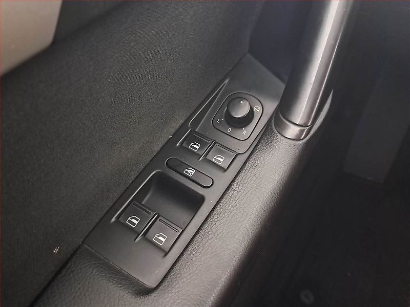 Volkswagen Passat (2011) 2.0 TDI, Navi, Vyhř. sedaček - fotka 15 z 15