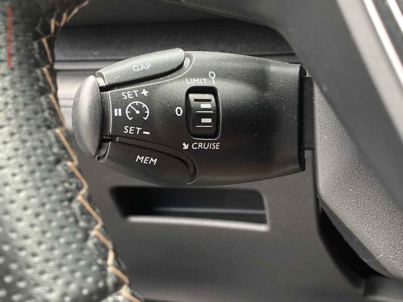 Peugeot 3008 (2020) 1.2 PT, GT Line, AT, LED - fotka 13 z 20