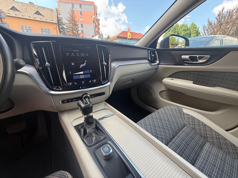 Volvo V60 (2018) D4 Momentum - Automat - 140 kW - fotka 10 z 28