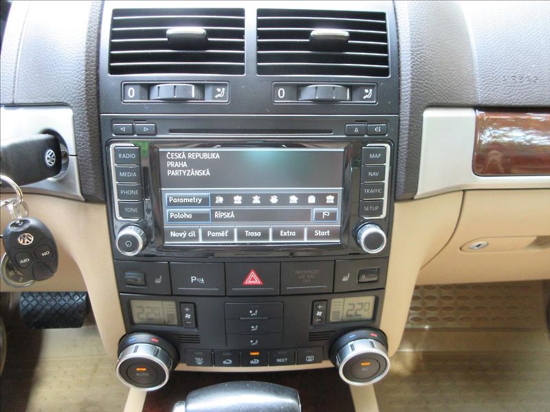 Volkswagen Touareg 3,0 TDi, Navi, Kůže, aut. Tažn - fotka 19 z 36