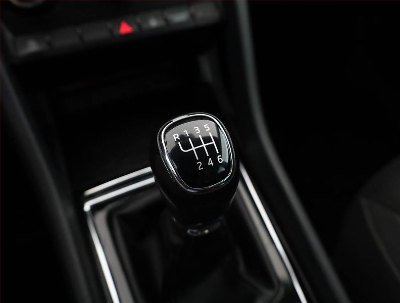 Škoda Karoq (2018) 1.0 TSI, Navi, Tempomat - fotka 12 z 17