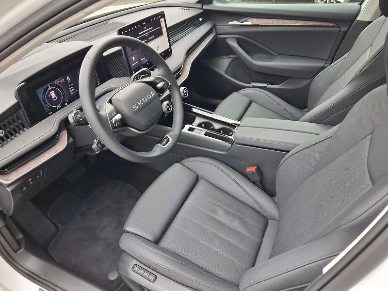 Škoda Superb (2025) Combi iV L&K DSG 1,5TSi 150kW - fotka 8 z 35