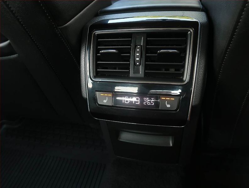 Škoda Superb (2017) Laurin&Klement 2.0 TDI 4x4 - fotka 28 z 30