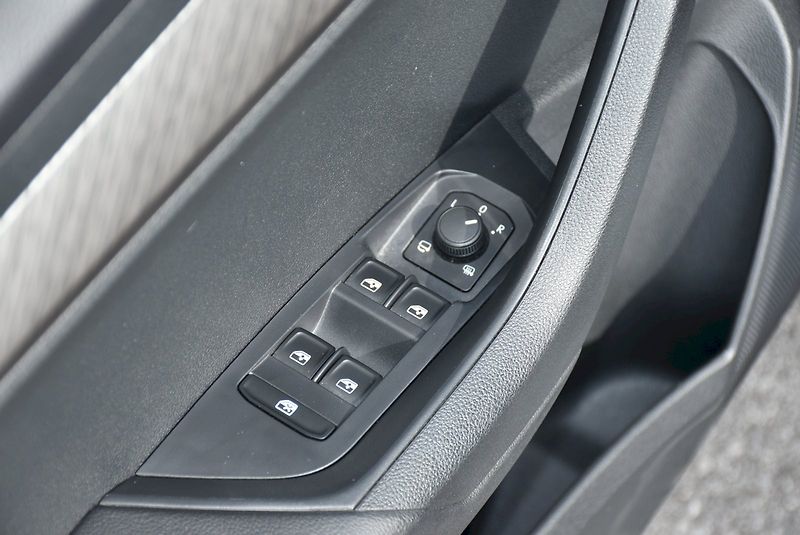 Škoda Karoq (2025) Top Selection 2.0 TDI 110kW 4x - fotka 33 z 34