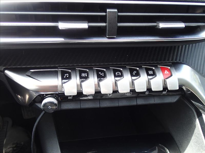 Peugeot 3008 1,2 CZ, 1.Majitel, serv. kn - fotka 25 z 48
