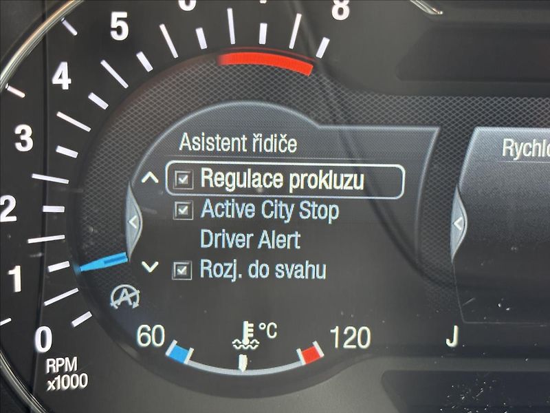 Ford Mondeo 1,5 EcoBoost 121kW Titanium - fotka 30 z 34