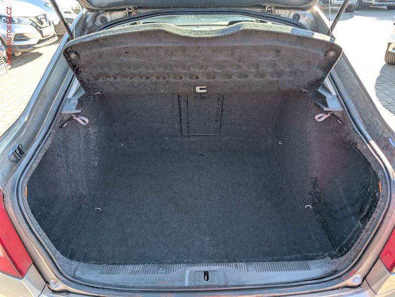 Škoda Octavia (2008) 2.0 TDi, ČR, Elegance, TZ - fotka 7 z 16